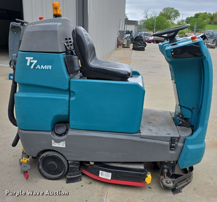 image for item EH8932 2019 Tennant T7AMR floor scrubber