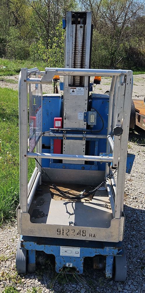 image for item EI8975 2012 Genie GR-20 vertical lift