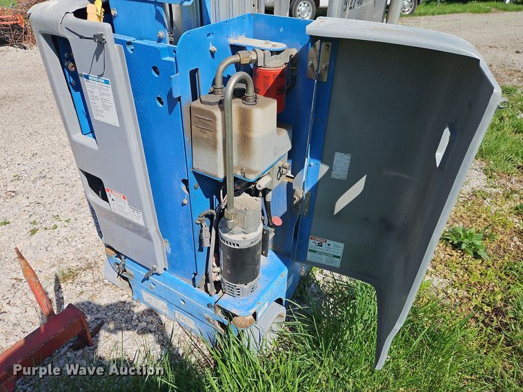 image for item EI8975 2012 Genie GR-20 vertical lift