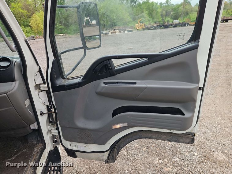 image for item EI8999 2019 Mitsubishi Fuso FE160 Crew Cab flatbed truck