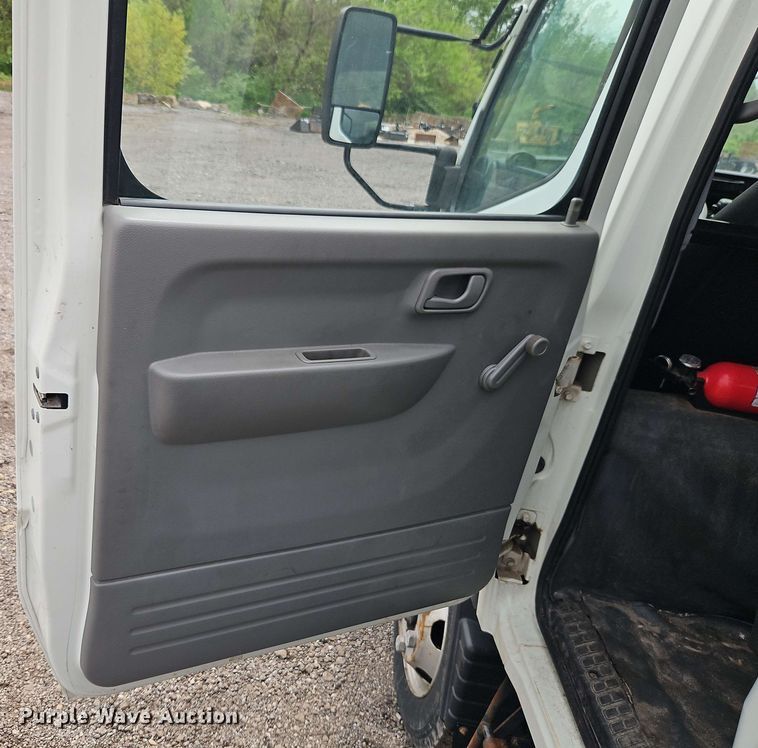 image for item EI8999 2019 Mitsubishi Fuso FE160 Crew Cab flatbed truck