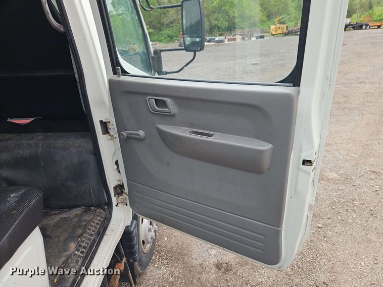 image for item EI8999 2019 Mitsubishi Fuso FE160 Crew Cab flatbed truck