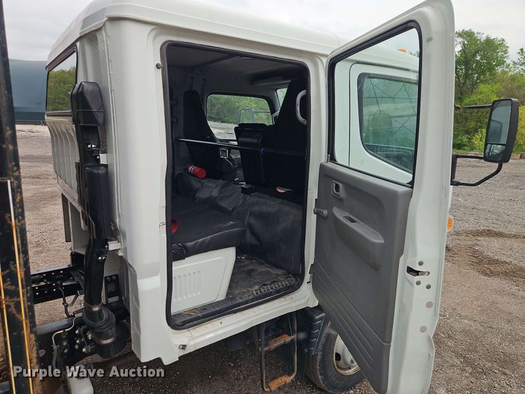 image for item EI8999 2019 Mitsubishi Fuso FE160 Crew Cab flatbed truck