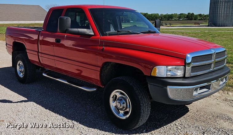 image for item EJ0017 2000 Dodge Ram 2500 Quad Cab pickup truck
