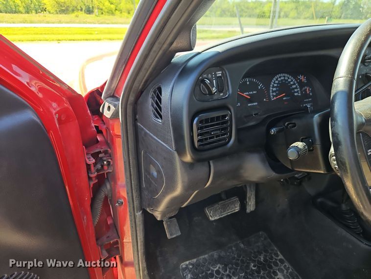 image for item EJ0017 2000 Dodge Ram 2500 Quad Cab pickup truck