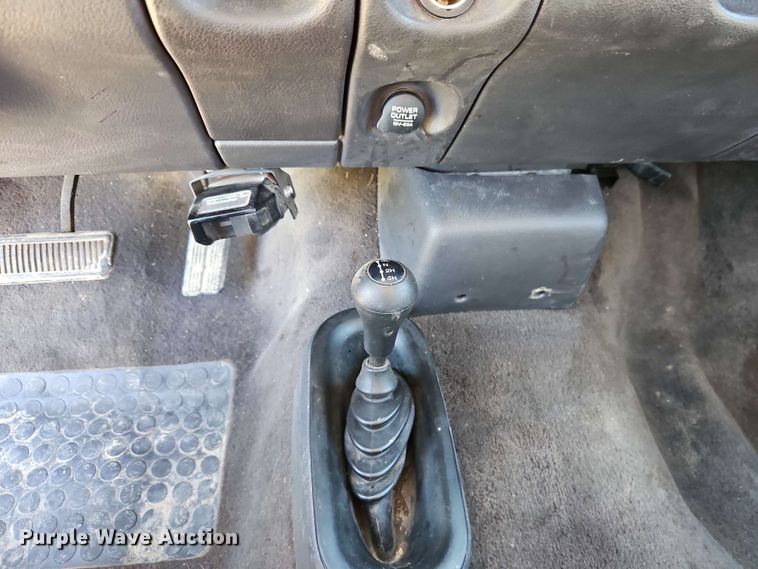 image for item EJ0017 2000 Dodge Ram 2500 Quad Cab pickup truck