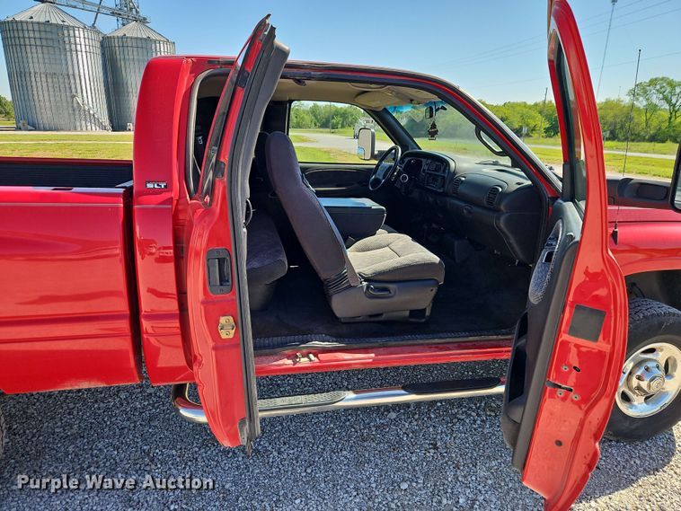 image for item EJ0017 2000 Dodge Ram 2500 Quad Cab pickup truck