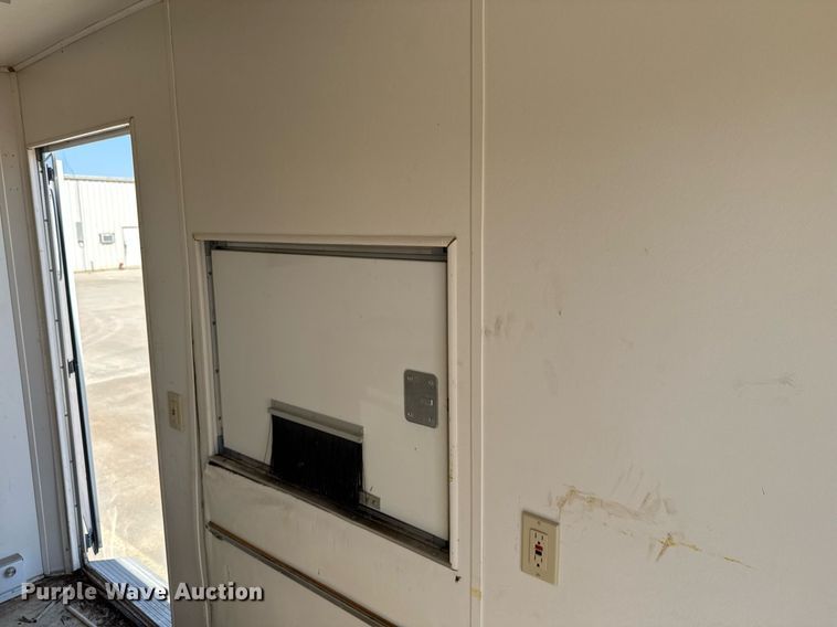 image for item EJ3517 2001 Sundowner enclosed cargo trailer