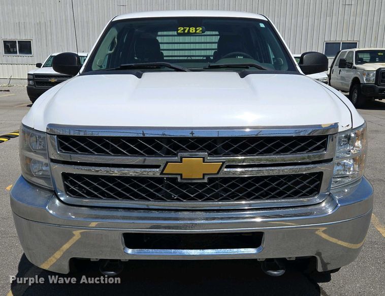 image for item EJ7467 2012 Chevrolet Silverado 2500HD Crew Cab flatbed pickup truck