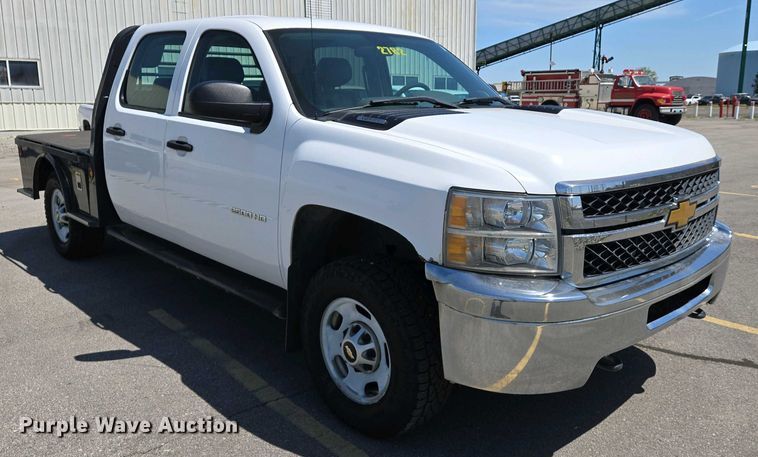 image for item EJ7467 2012 Chevrolet Silverado 2500HD Crew Cab flatbed pickup truck