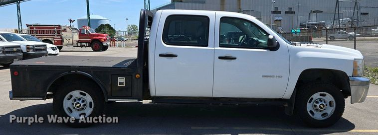 image for item EJ7467 2012 Chevrolet Silverado 2500HD Crew Cab flatbed pickup truck
