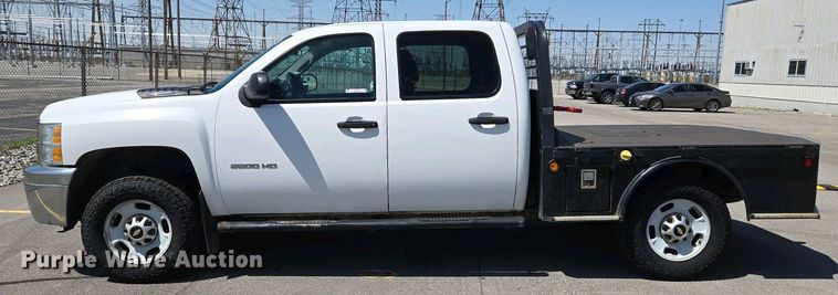 image for item EJ7467 2012 Chevrolet Silverado 2500HD Crew Cab flatbed pickup truck