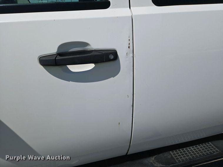 image for item EJ7467 2012 Chevrolet Silverado 2500HD Crew Cab flatbed pickup truck