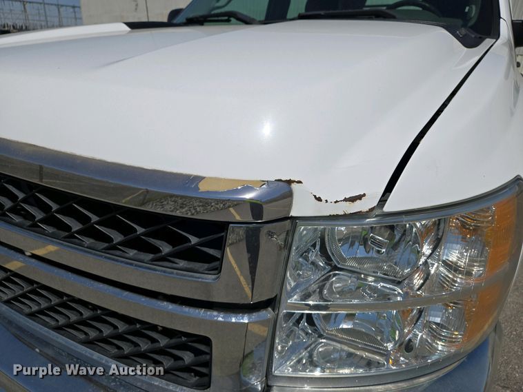 image for item EJ7467 2012 Chevrolet Silverado 2500HD Crew Cab flatbed pickup truck
