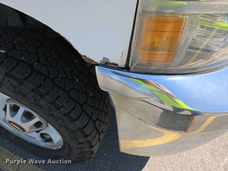 image for item EJ7467 2012 Chevrolet Silverado 2500HD Crew Cab flatbed pickup truck