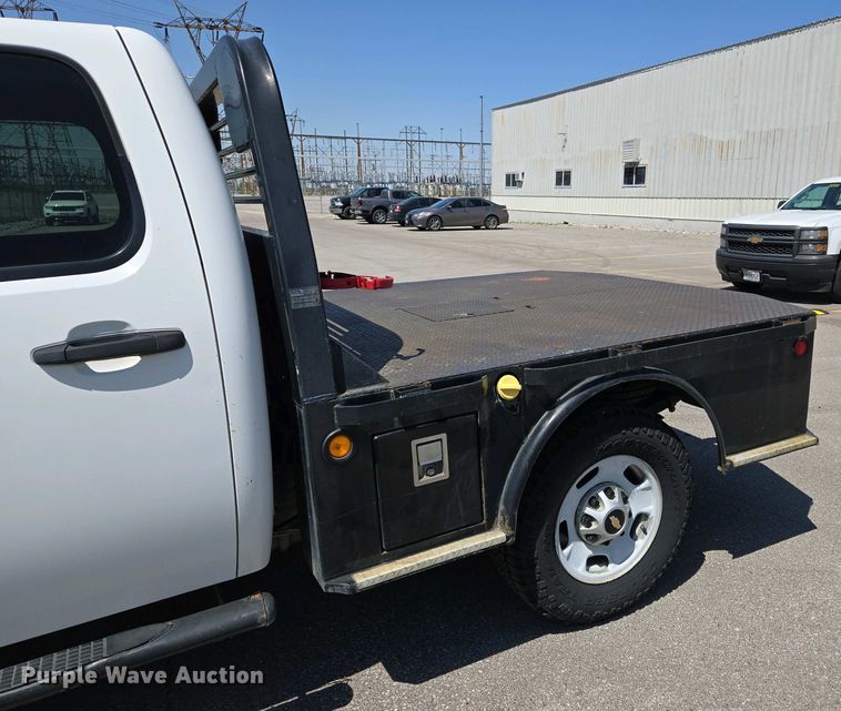 image for item EJ7467 2012 Chevrolet Silverado 2500HD Crew Cab flatbed pickup truck