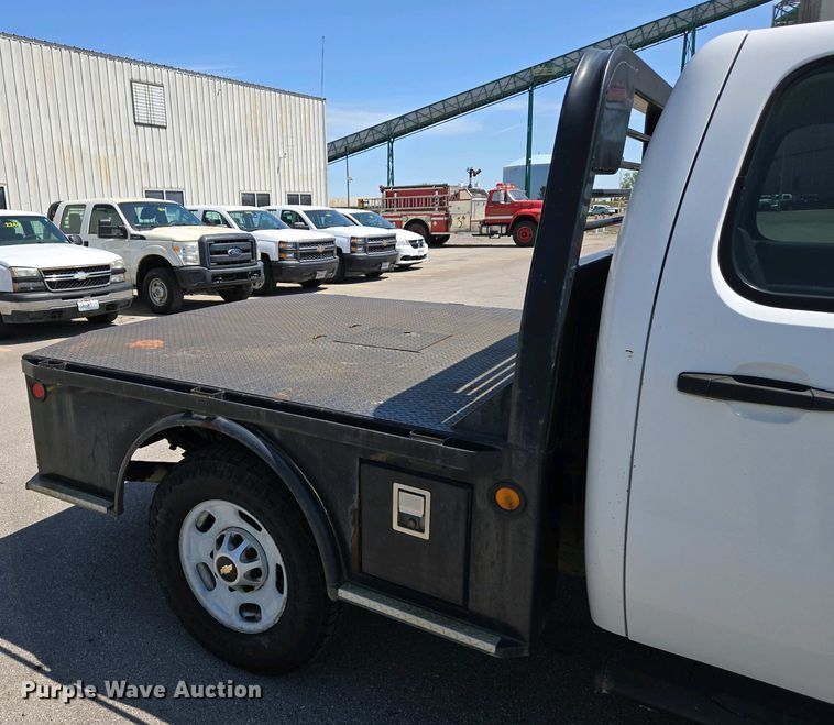 image for item EJ7467 2012 Chevrolet Silverado 2500HD Crew Cab flatbed pickup truck