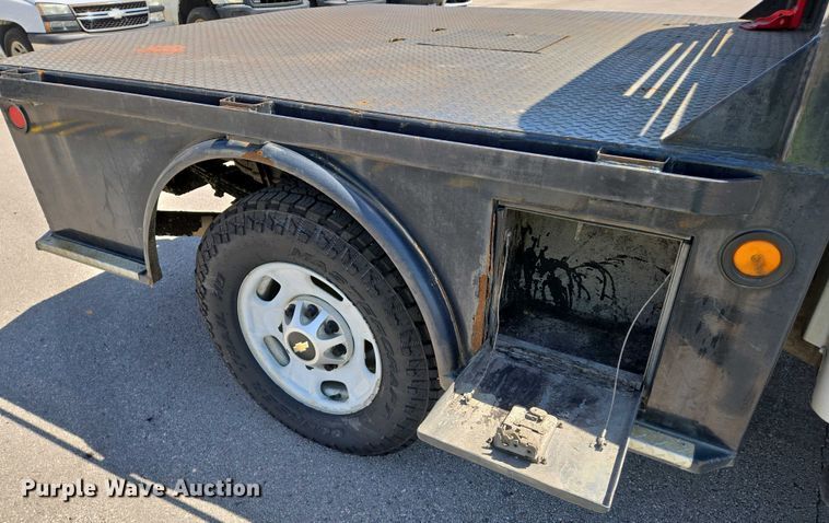 image for item EJ7467 2012 Chevrolet Silverado 2500HD Crew Cab flatbed pickup truck