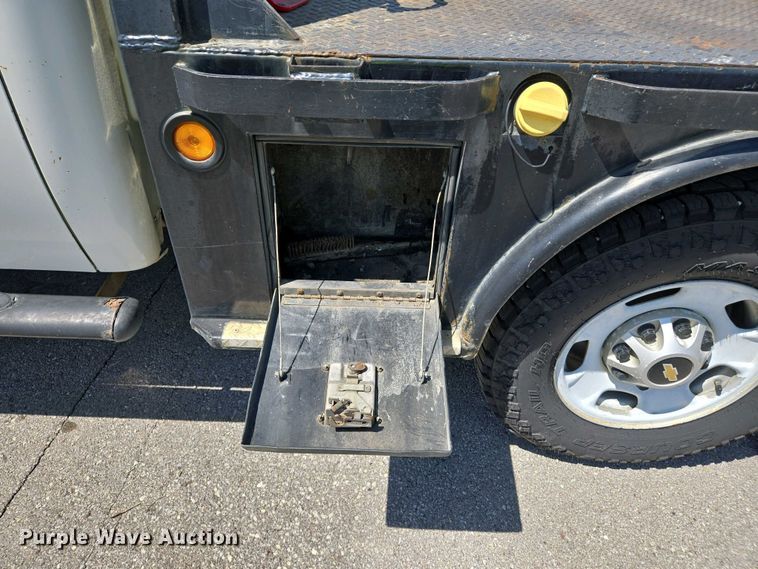 image for item EJ7467 2012 Chevrolet Silverado 2500HD Crew Cab flatbed pickup truck