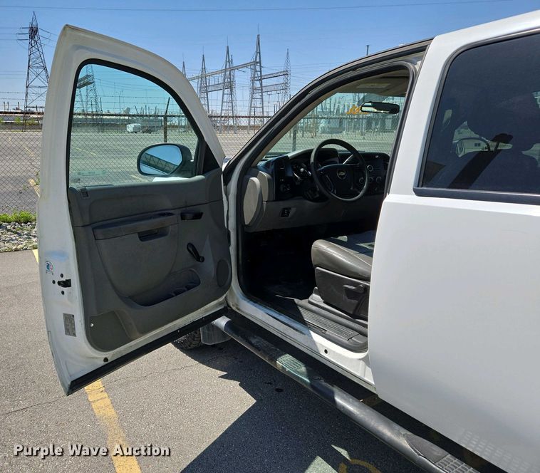 image for item EJ7467 2012 Chevrolet Silverado 2500HD Crew Cab flatbed pickup truck