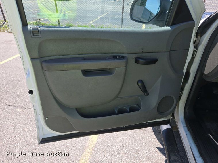 image for item EJ7467 2012 Chevrolet Silverado 2500HD Crew Cab flatbed pickup truck