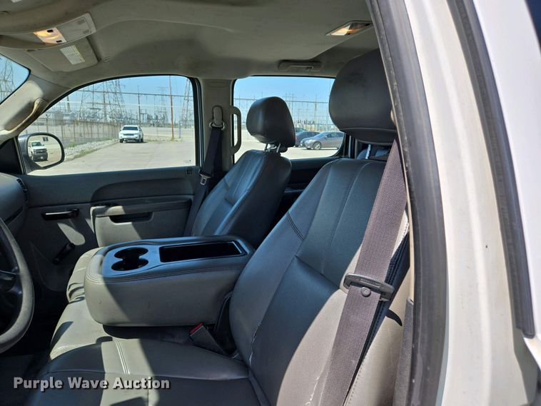 image for item EJ7467 2012 Chevrolet Silverado 2500HD Crew Cab flatbed pickup truck