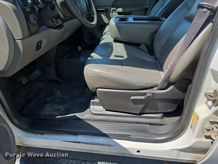 image for item EJ7467 2012 Chevrolet Silverado 2500HD Crew Cab flatbed pickup truck