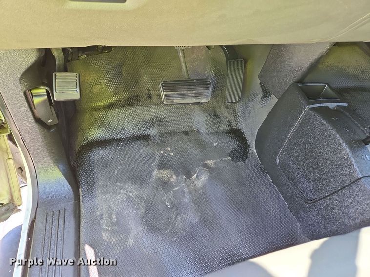 image for item EJ7467 2012 Chevrolet Silverado 2500HD Crew Cab flatbed pickup truck