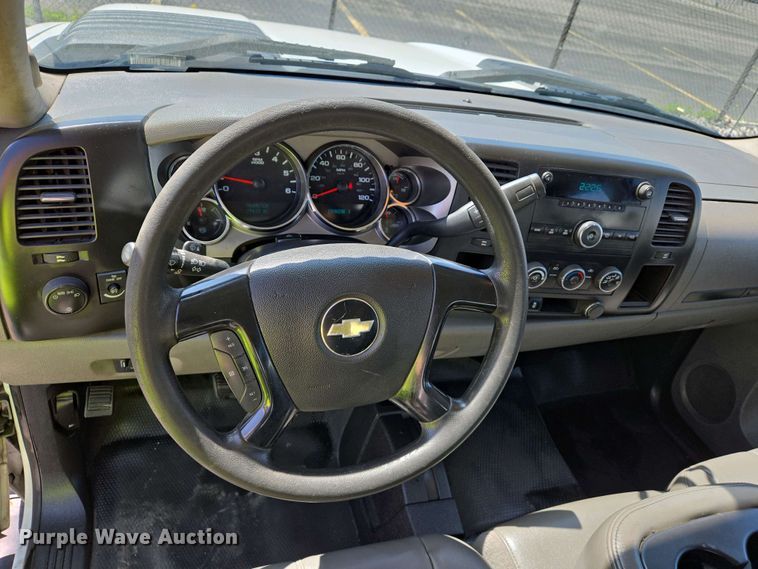 image for item EJ7467 2012 Chevrolet Silverado 2500HD Crew Cab flatbed pickup truck