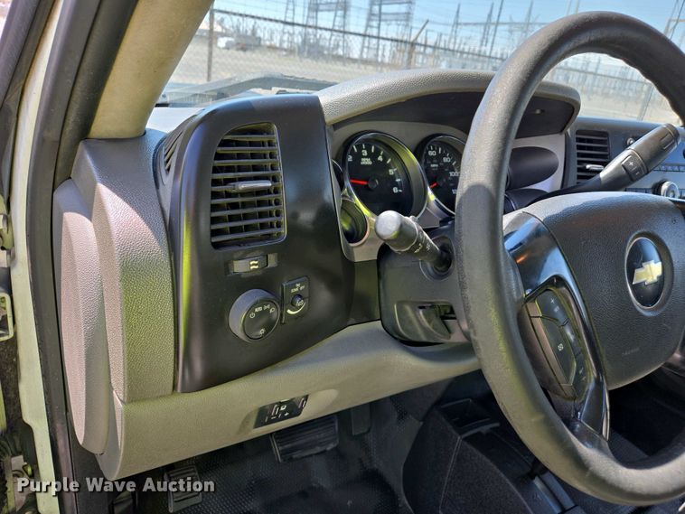 image for item EJ7467 2012 Chevrolet Silverado 2500HD Crew Cab flatbed pickup truck