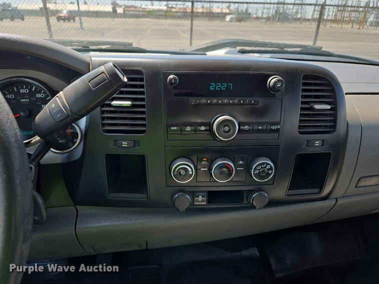 image for item EJ7467 2012 Chevrolet Silverado 2500HD Crew Cab flatbed pickup truck