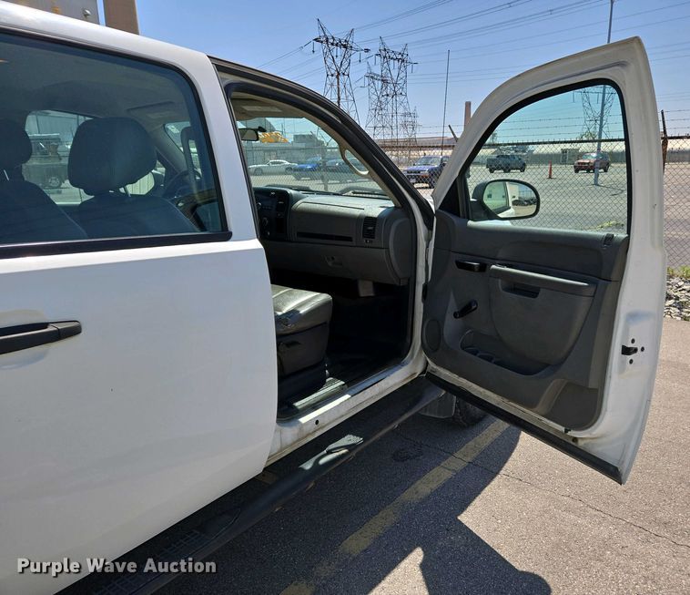 image for item EJ7467 2012 Chevrolet Silverado 2500HD Crew Cab flatbed pickup truck