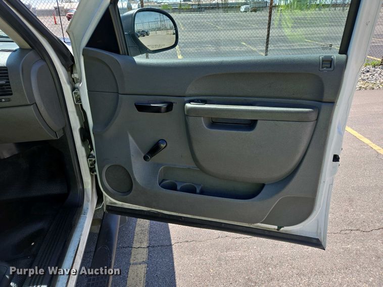 image for item EJ7467 2012 Chevrolet Silverado 2500HD Crew Cab flatbed pickup truck