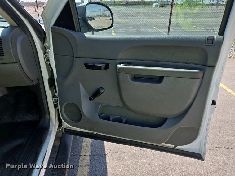 image for item EJ7467 2012 Chevrolet Silverado 2500HD Crew Cab flatbed pickup truck