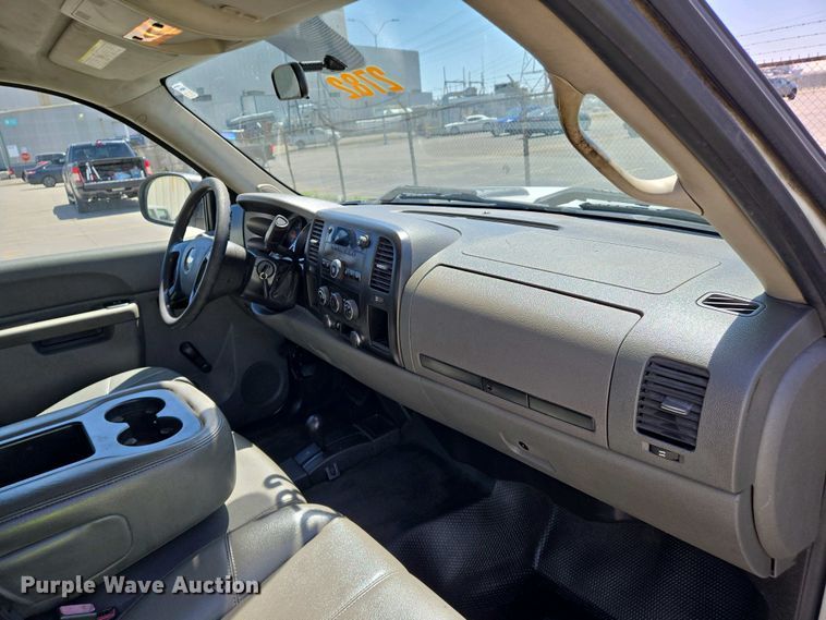 image for item EJ7467 2012 Chevrolet Silverado 2500HD Crew Cab flatbed pickup truck