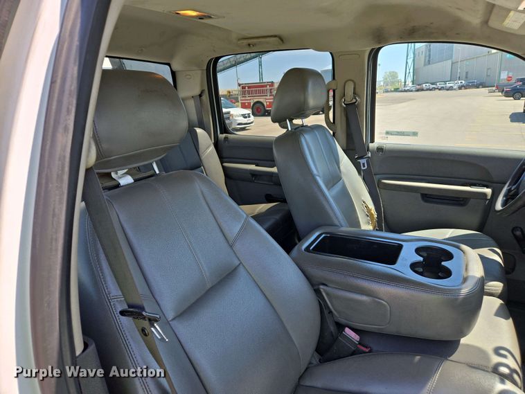 image for item EJ7467 2012 Chevrolet Silverado 2500HD Crew Cab flatbed pickup truck