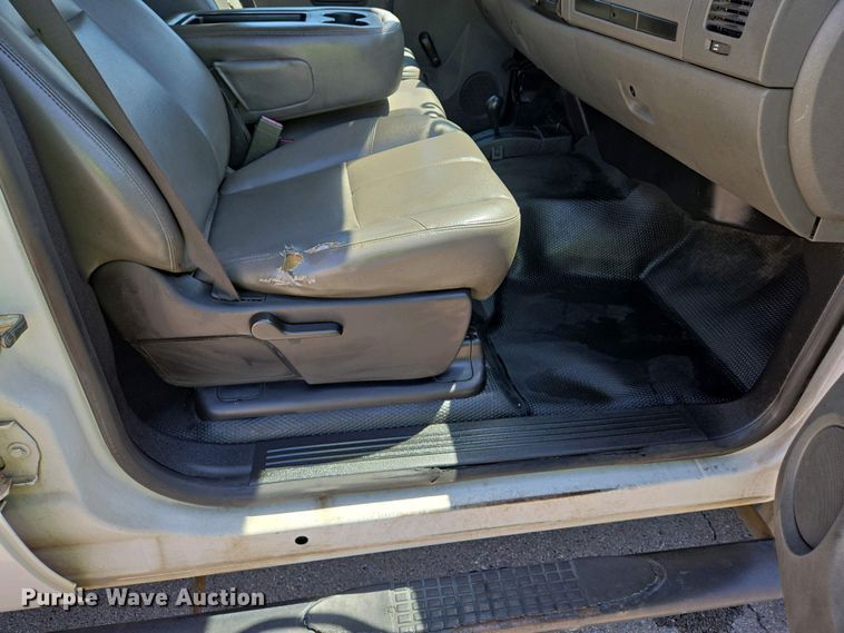 image for item EJ7467 2012 Chevrolet Silverado 2500HD Crew Cab flatbed pickup truck