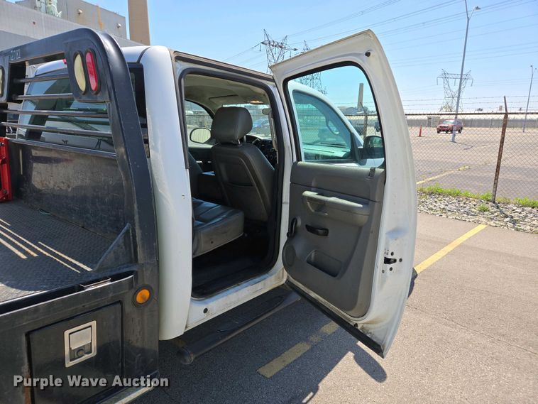 image for item EJ7467 2012 Chevrolet Silverado 2500HD Crew Cab flatbed pickup truck