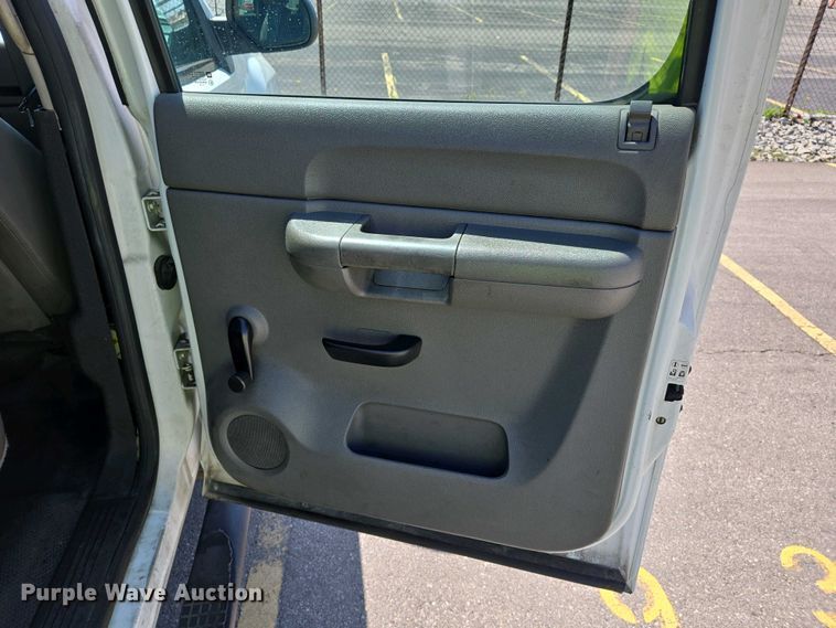 image for item EJ7467 2012 Chevrolet Silverado 2500HD Crew Cab flatbed pickup truck