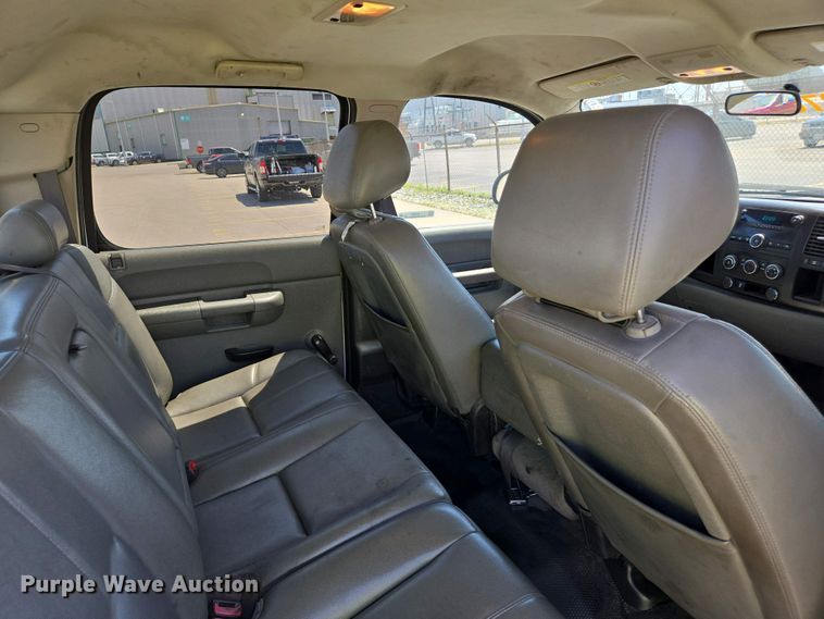 image for item EJ7467 2012 Chevrolet Silverado 2500HD Crew Cab flatbed pickup truck