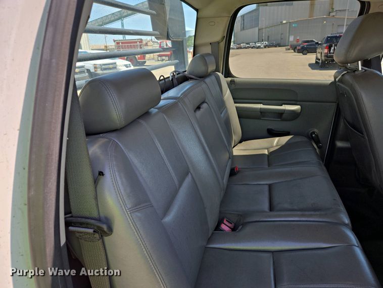 image for item EJ7467 2012 Chevrolet Silverado 2500HD Crew Cab flatbed pickup truck