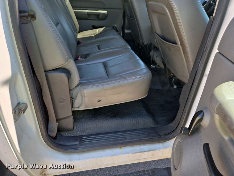 image for item EJ7467 2012 Chevrolet Silverado 2500HD Crew Cab flatbed pickup truck