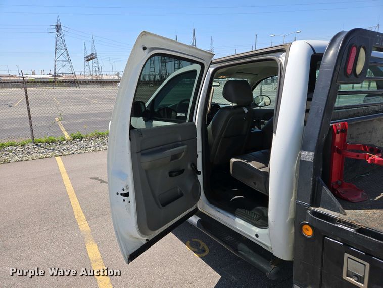 image for item EJ7467 2012 Chevrolet Silverado 2500HD Crew Cab flatbed pickup truck