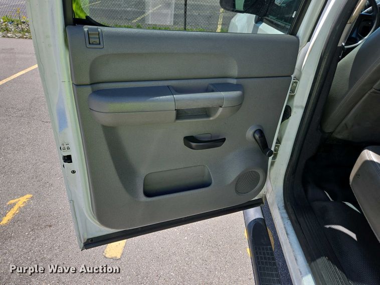 image for item EJ7467 2012 Chevrolet Silverado 2500HD Crew Cab flatbed pickup truck