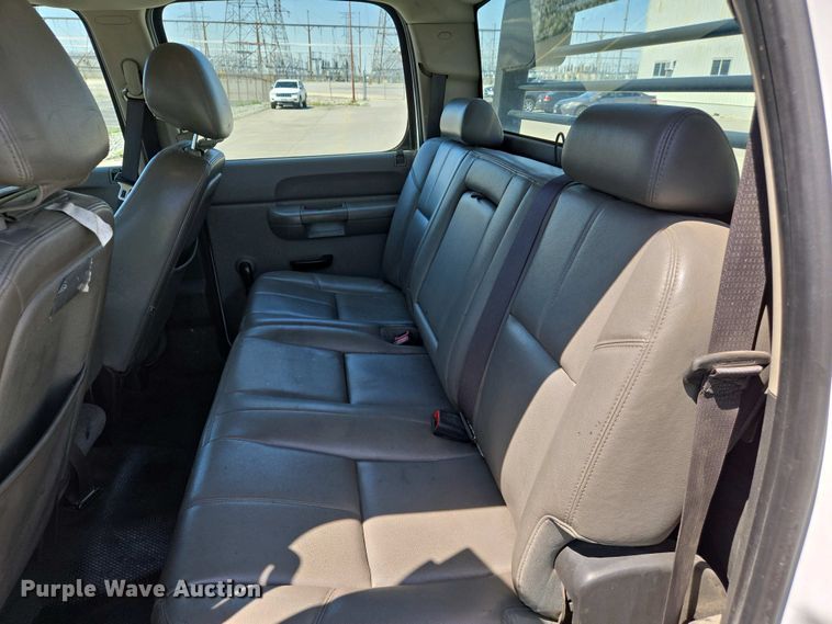 image for item EJ7467 2012 Chevrolet Silverado 2500HD Crew Cab flatbed pickup truck