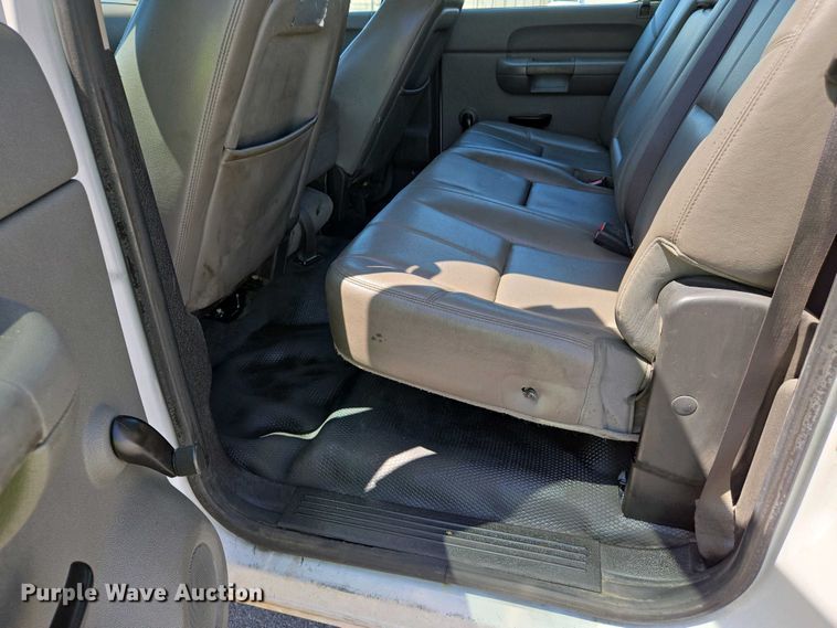 image for item EJ7467 2012 Chevrolet Silverado 2500HD Crew Cab flatbed pickup truck