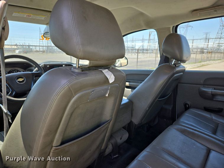 image for item EJ7467 2012 Chevrolet Silverado 2500HD Crew Cab flatbed pickup truck