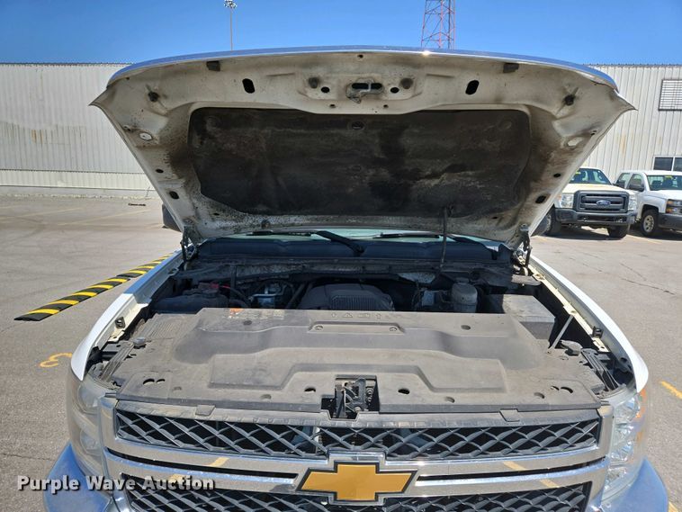 image for item EJ7467 2012 Chevrolet Silverado 2500HD Crew Cab flatbed pickup truck