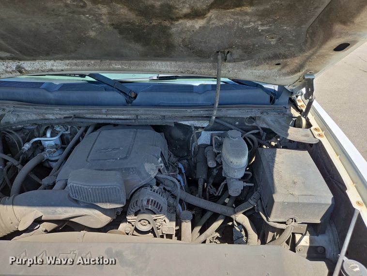 image for item EJ7467 2012 Chevrolet Silverado 2500HD Crew Cab flatbed pickup truck