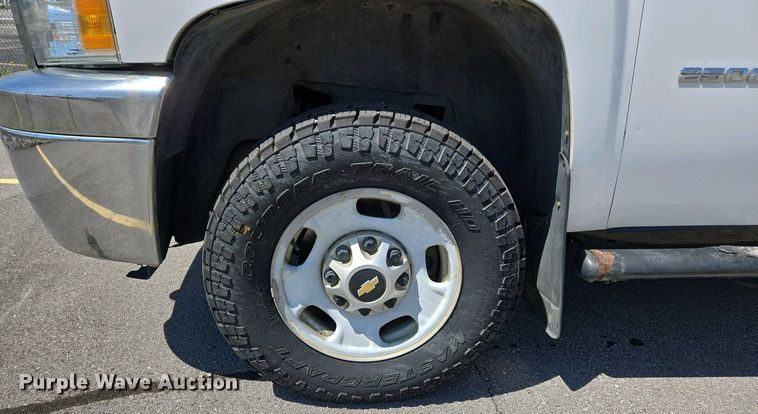 image for item EJ7467 2012 Chevrolet Silverado 2500HD Crew Cab flatbed pickup truck